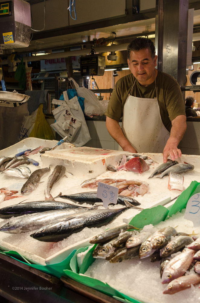 Mercat de Sant Josep de la Boqueria, la Boqueria, Barcelona, Spain, Espana, Catalonia, Catalunya, fish, market, mercado, fishmonger, seller, slicing, gutting, cleaning